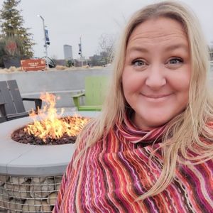 Meet your Posher, Lora